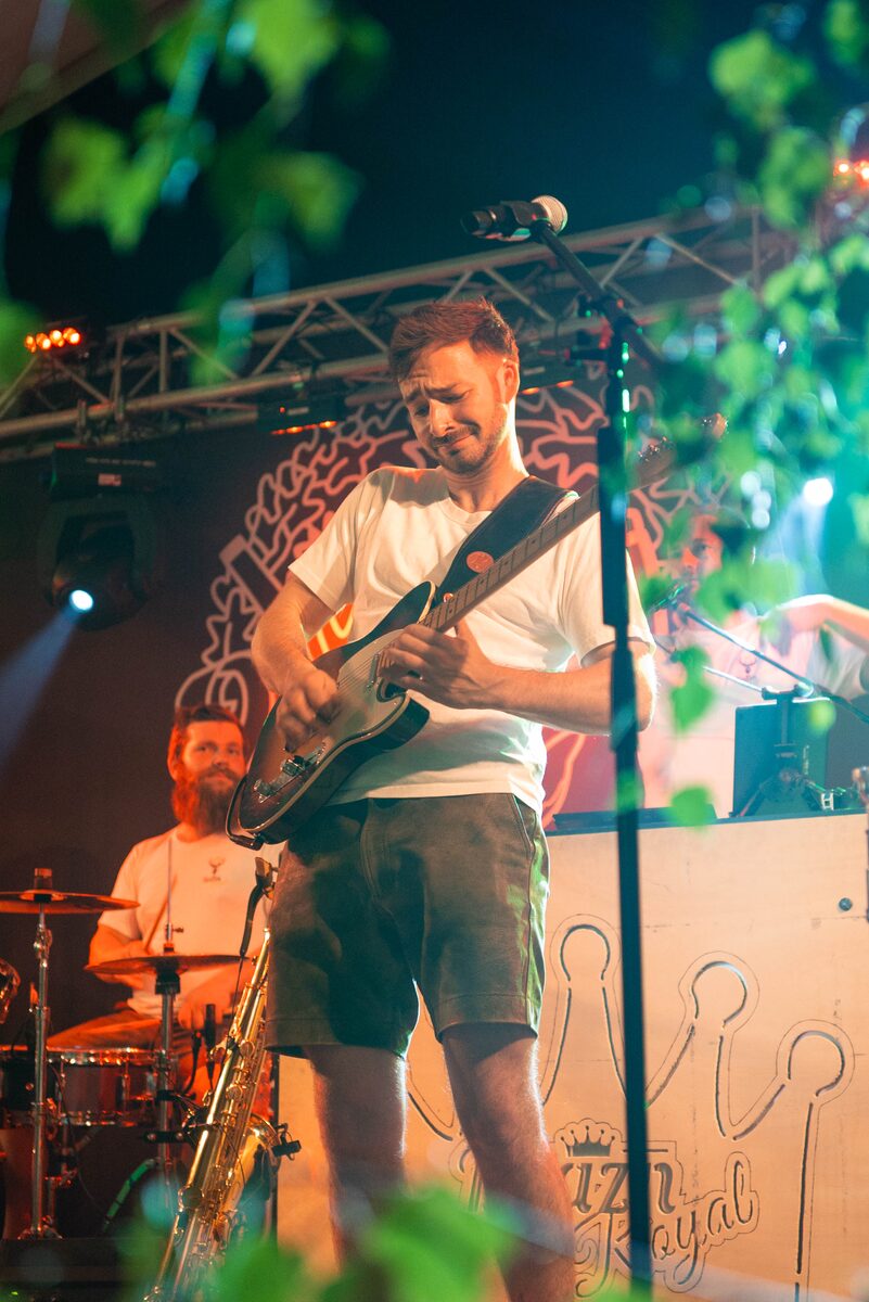 Ein Gitarrist von Boazn Royal spielt live auf der Bühne beim Schützenfest