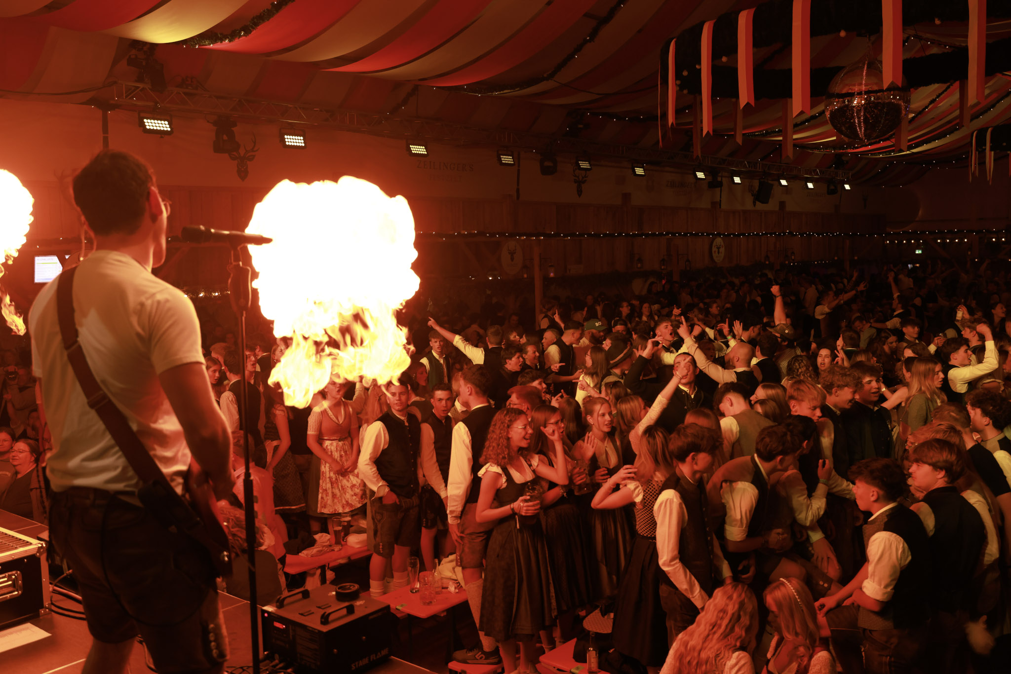 Boazn Royal live vor begeistertem Publikum im Festzelt